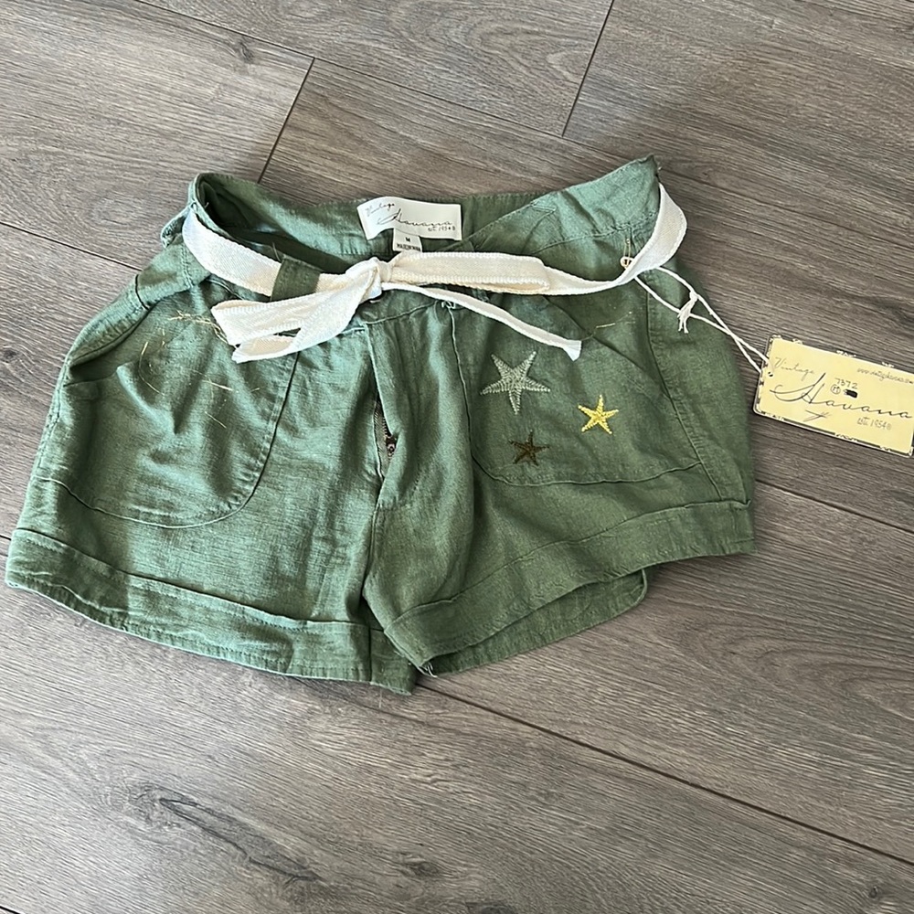 Green star shorts